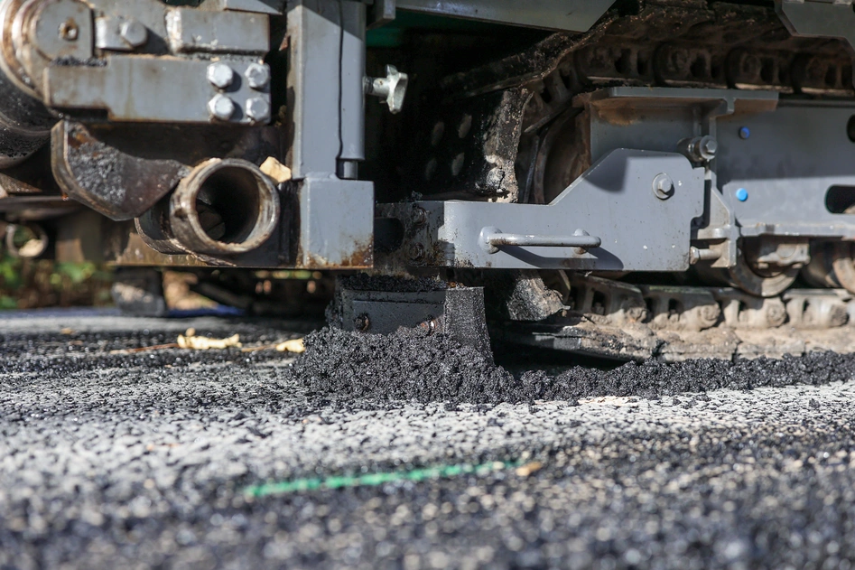 Bagger hebt Erde in Laster